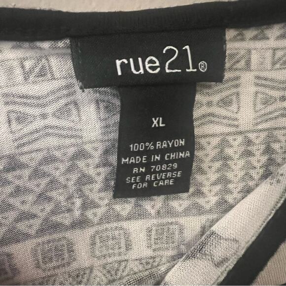 Rue21 Elephant Print Black and White Spaghetti Strap Tank Top Camisole Size XL - Picture 2 of 3